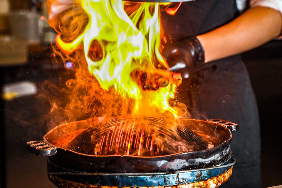 炎を上げて焼き上げる羊肉
